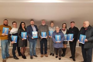 Obraz przedstawia osoby związane z wydaniem książki